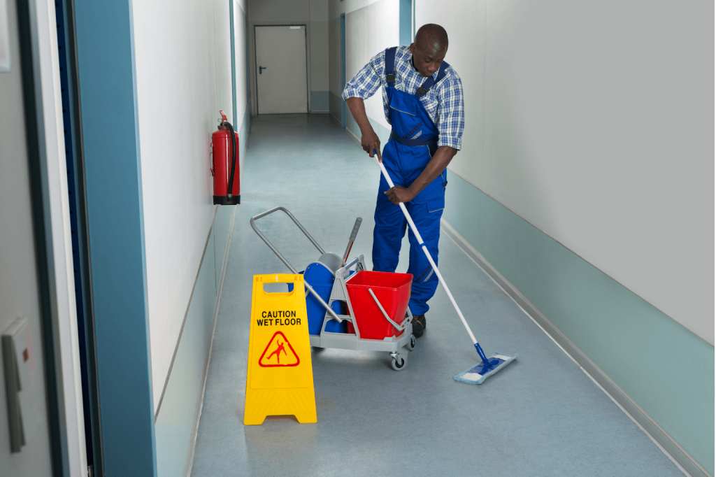 schoonmaker in een school